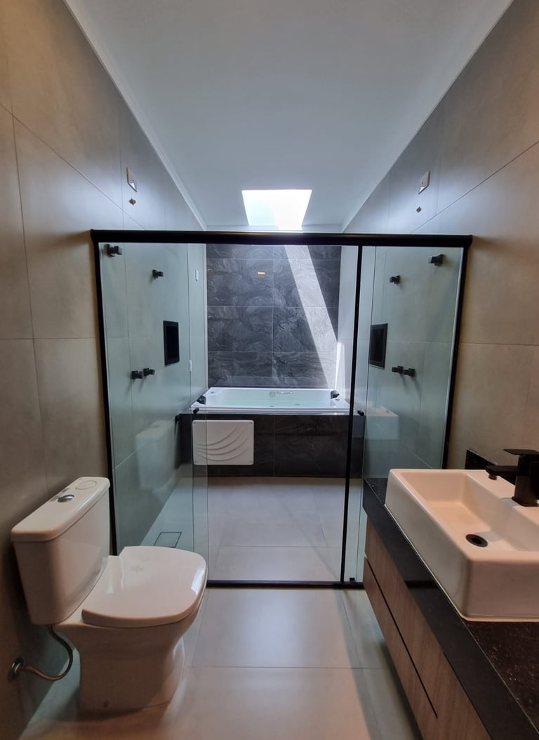 banheiro moderno com claraboia