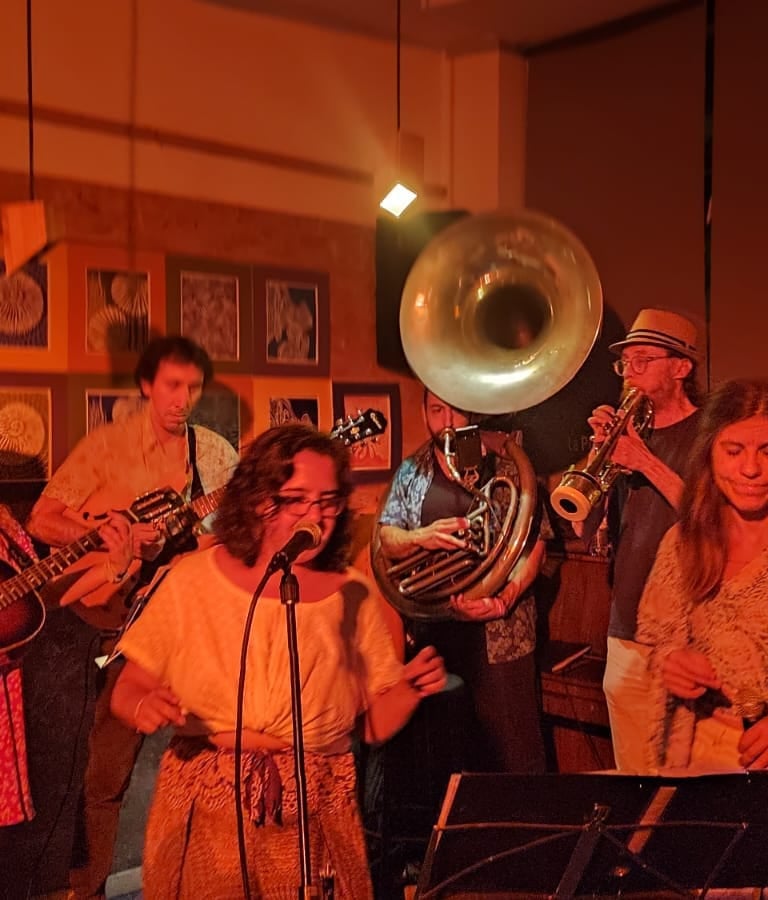 Paco Lomeña con "La Dubiduband" compartiendo entre amigos.