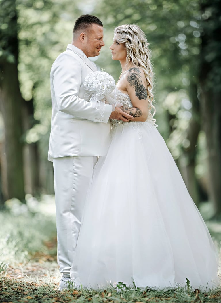 Brautpaar steht eng umschlungen im Wald und blickt sich liebevoll an – emotionales Hochzeitsfoto in natürlichem Licht, aufgen