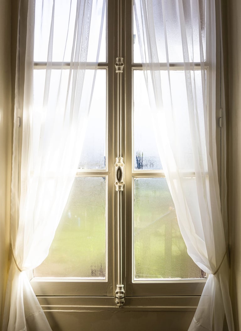 photographie d'une fenetre, lumière et contraste au cœur de cette photo