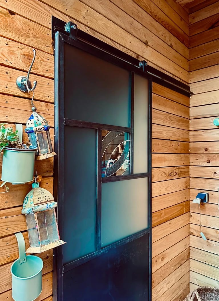 porte verrière coulissante avec vitrail