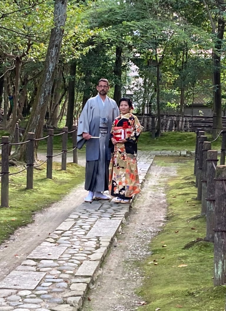 Traditionelle japanische Kimonos in einem historischen Garten – authentische japanische Kultur und h