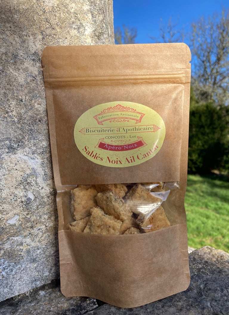 Paquet de biscuits artisanaux, sablés noix ail cantal de la biscuiterie de l'Apothicaire