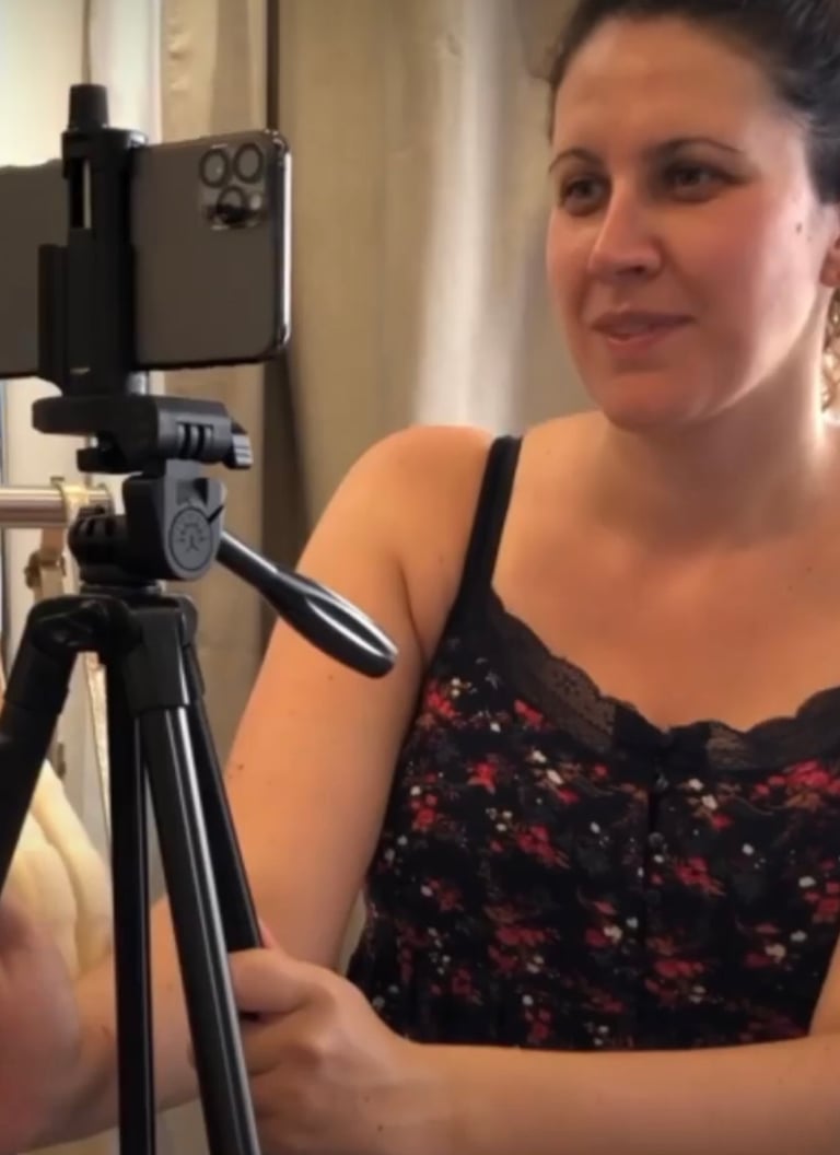 Portrait vidéaste léa olivier en tournage smartphone