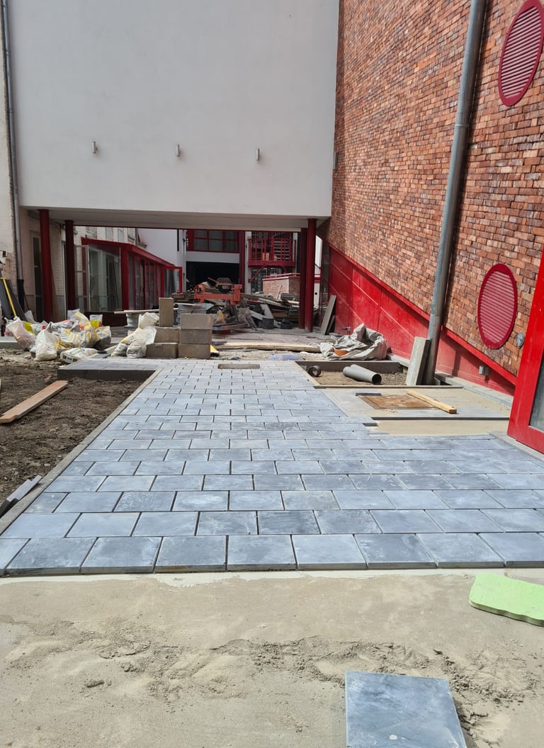 Aménagement d’une allée pavée en béton pour accès piéton ou véhicule léger
