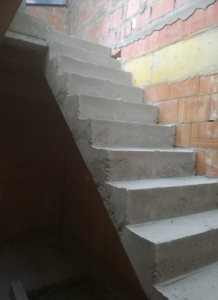 Réalisation d’un escalier en béton brut adapté aux dimensions spécifiques du chantier