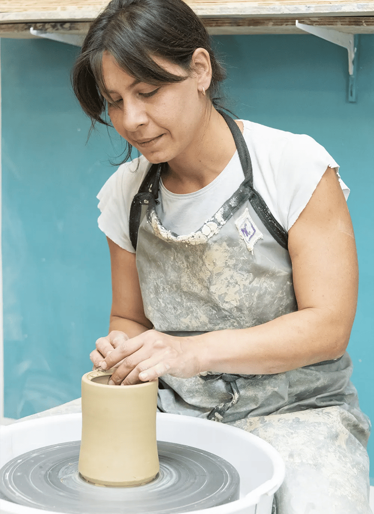 Martina mentre termina una sua creazione