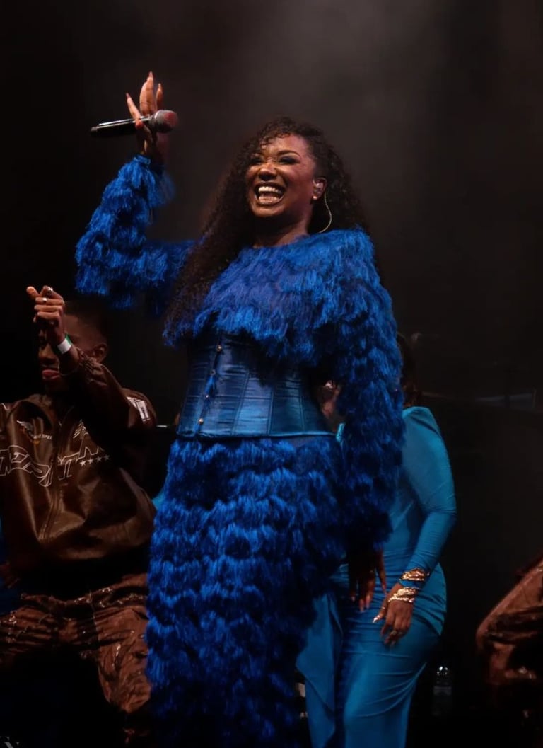 Fanny J singer it's a woman in a blue dress made to measure by Anais Ricard