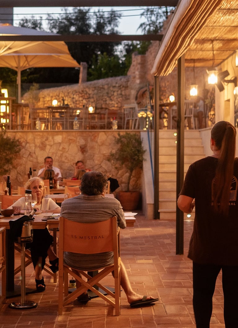 Terraza exterior de Es Mestral en Ses salines, iluminada con luz calida