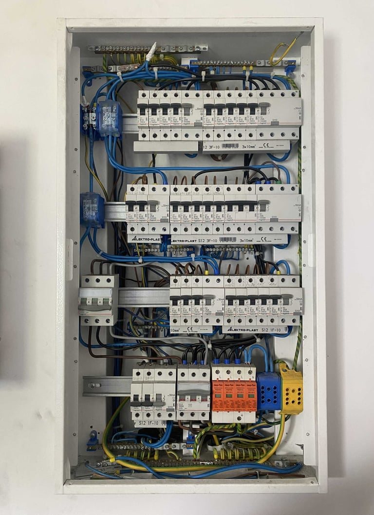 Fachowo wykonana rozdzielnica elektryczna w mieszkaniu, montaż instalacji elektrycznych Gdańsk