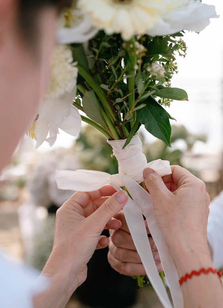 Noeuds en tissus sur un bouquet de fleurs fraiches