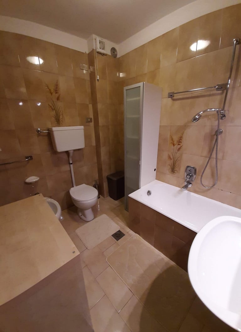 alt="bagno con vasca appartamento affitto val di Fassa"