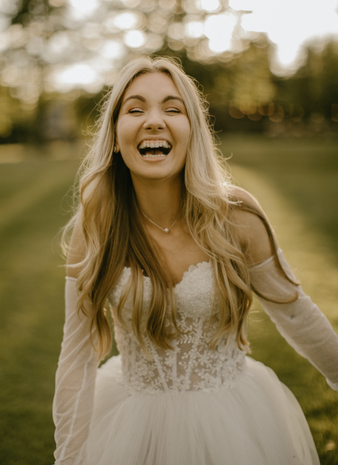 Švenčių Draugė Austėja juokiasi