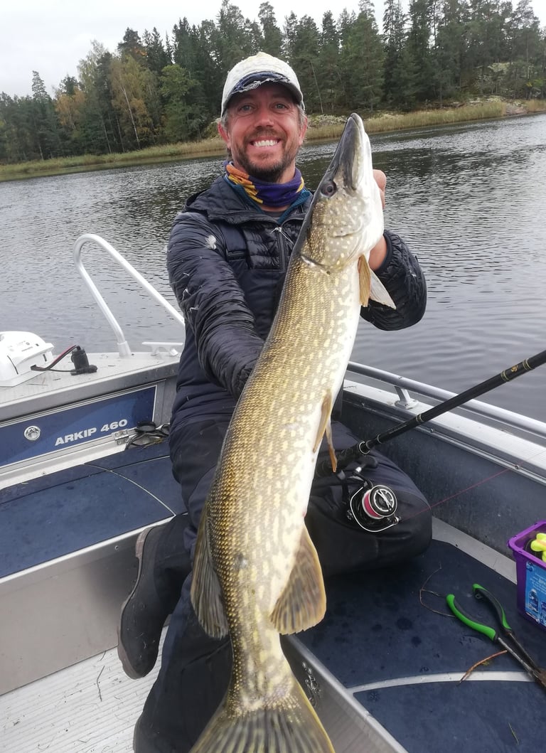 pêcheur qui tient un brochet
