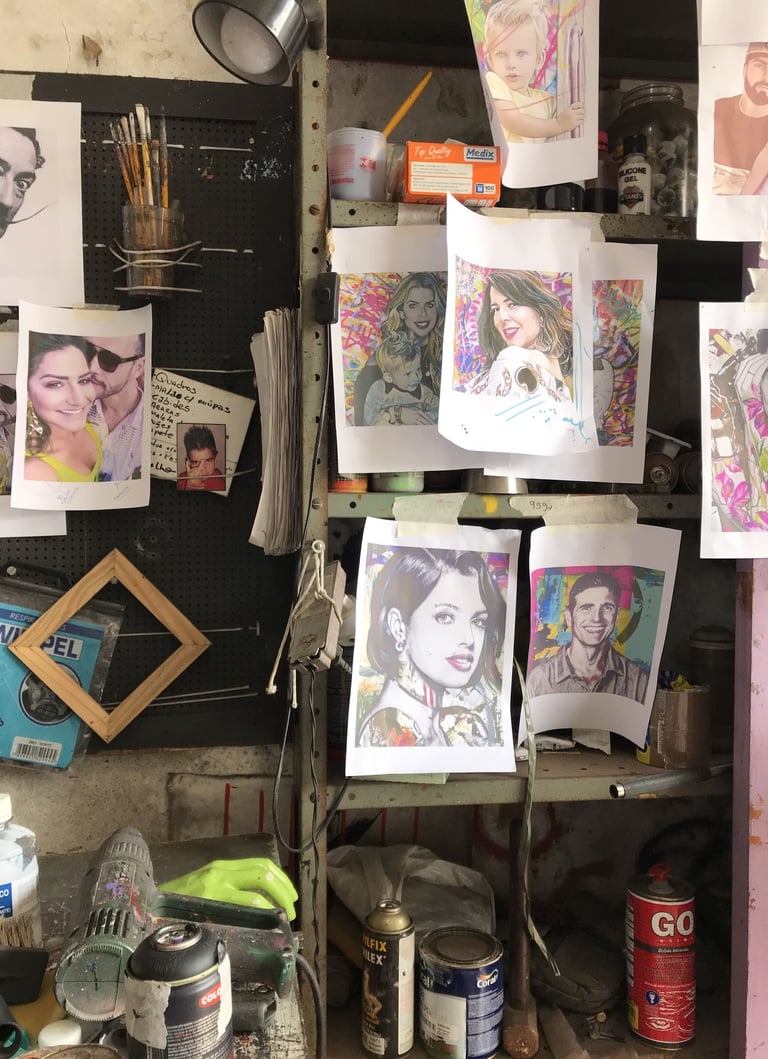 Processo de criação de uma pintura personalizada em progresso.