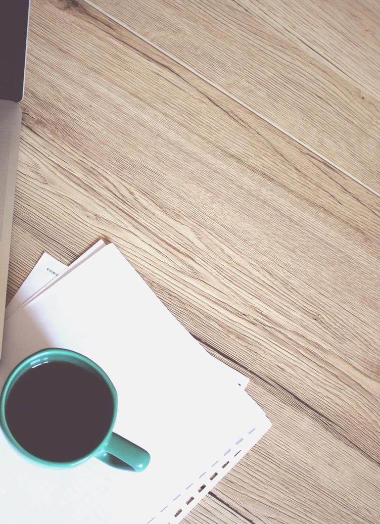 Une tasse de café et un PC sur bureau pour illustrer la page Contact de Kreskin