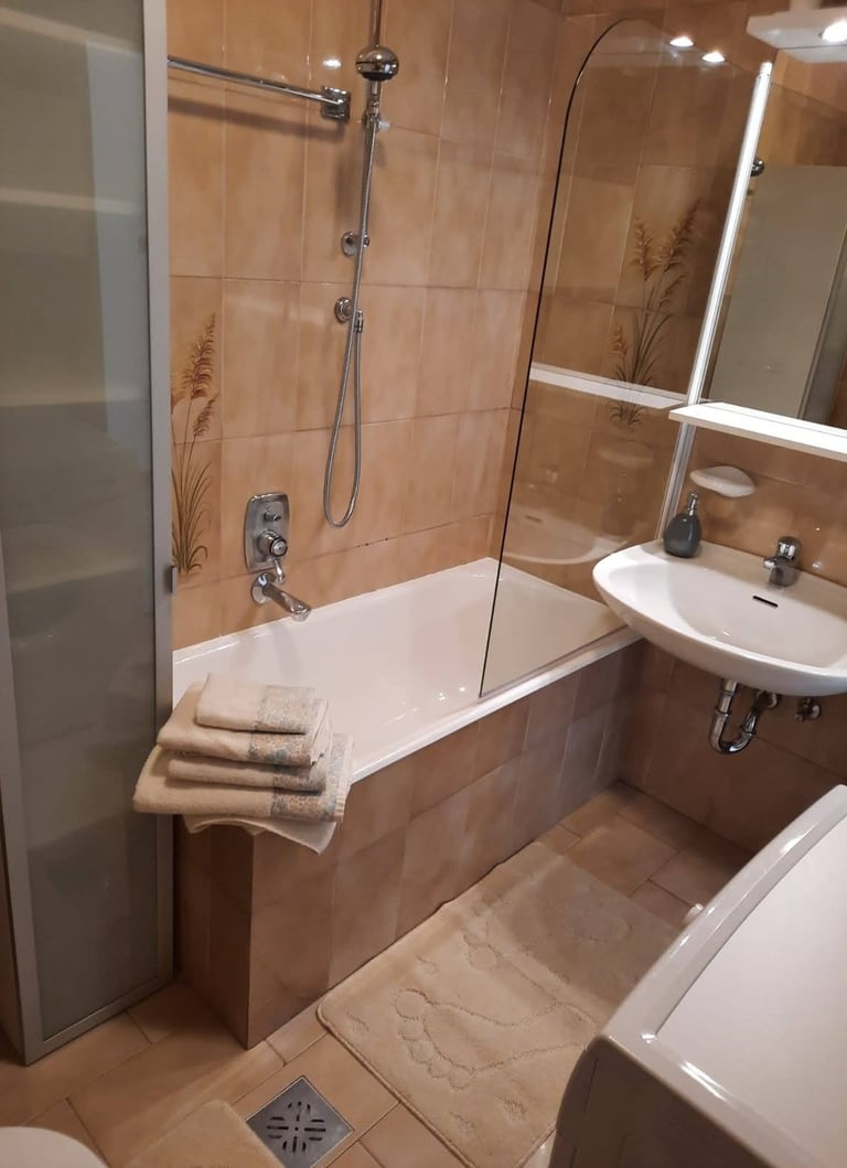 alt="bagno con vasca appartamento affitto val di Fassa"