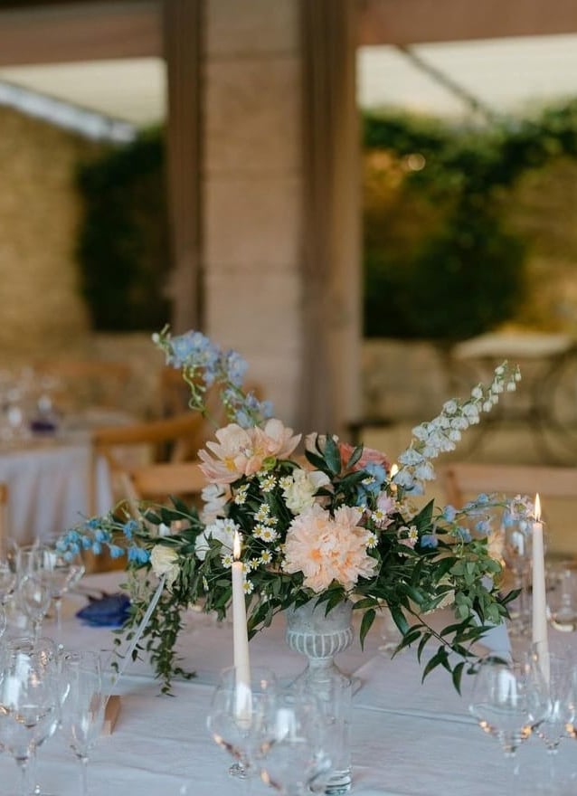 centre de table mariage pastel et touches de bleu