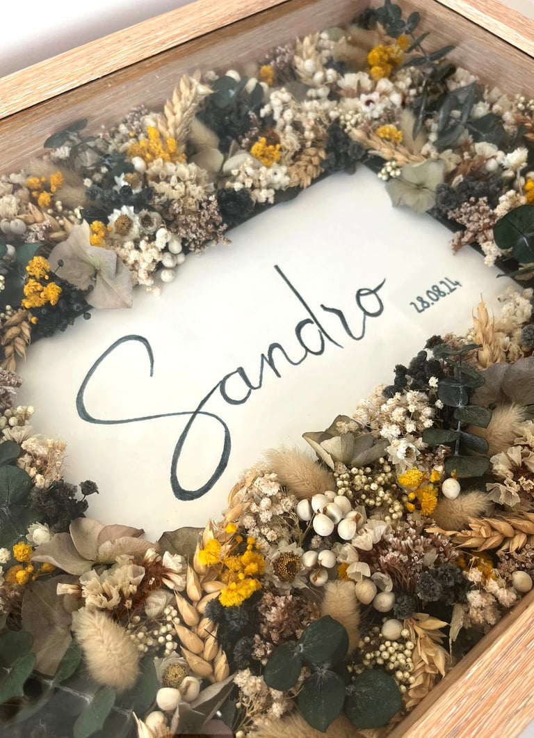 cadre fleuri fleurs sèches pour naissance