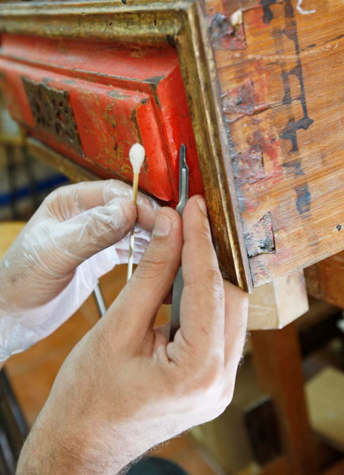 Revisión de estado de mueble antiguo para escoger estrategia de restauración integral.