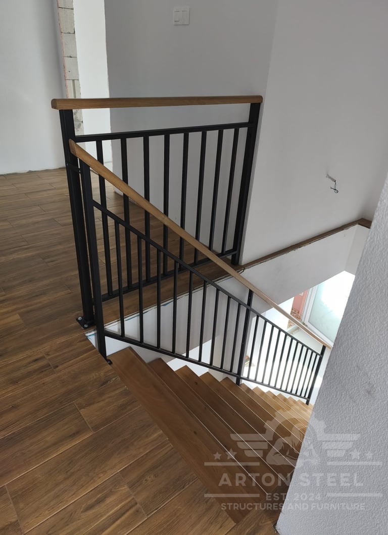 Beltéri, fém lépcsőkorlát az Arton Steel-től.