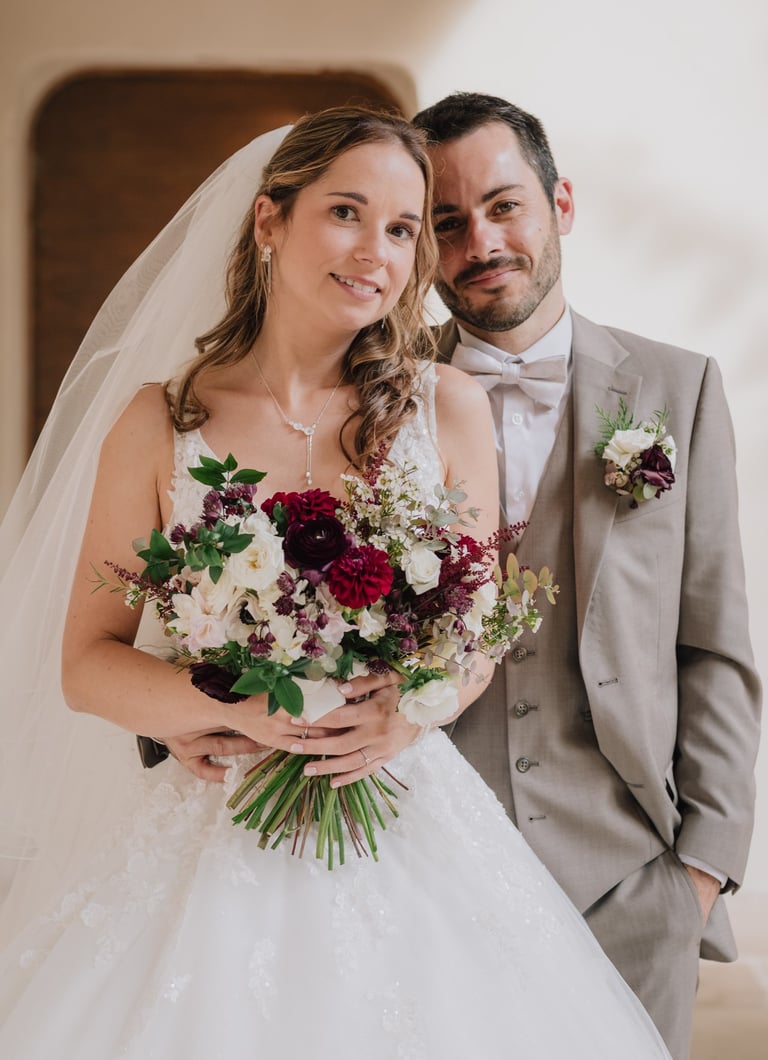 couple de mariés bouquet rouge et blanc