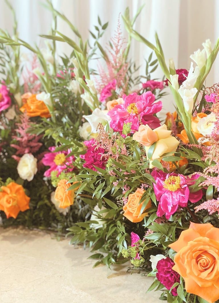 arche au sol fleurie couleurs vives oranges et roses