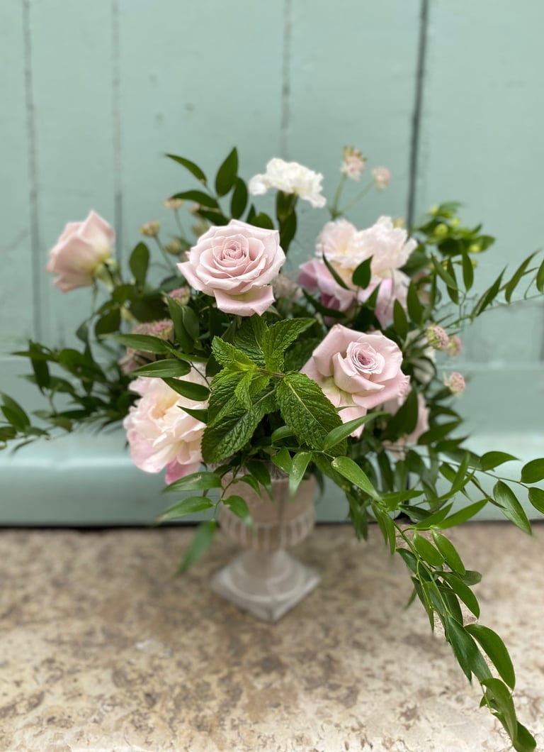 composition fleurs fraiches estivales menthe et roses