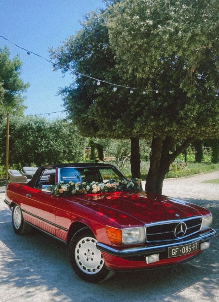 guirlande de fleurs sur voiture mariés