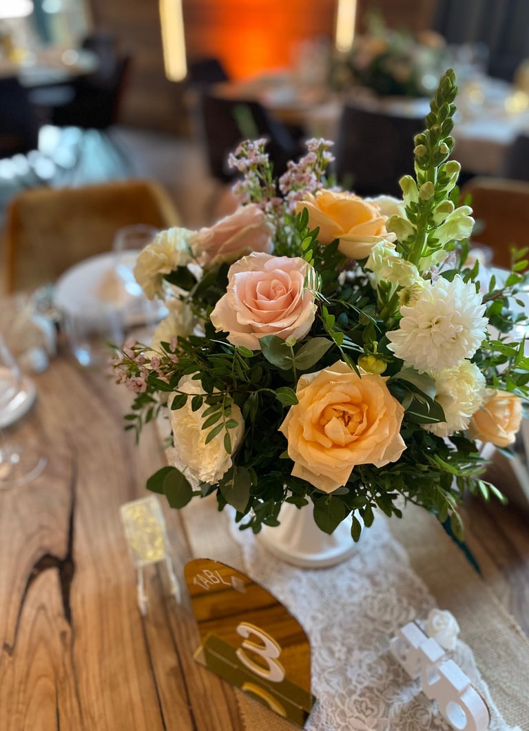 centre de table fleuri mariage pastel champêtre
