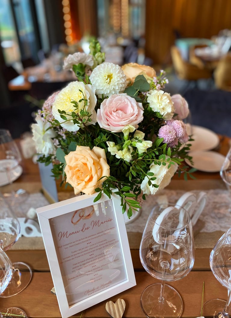 centre de table décor floral et menu
