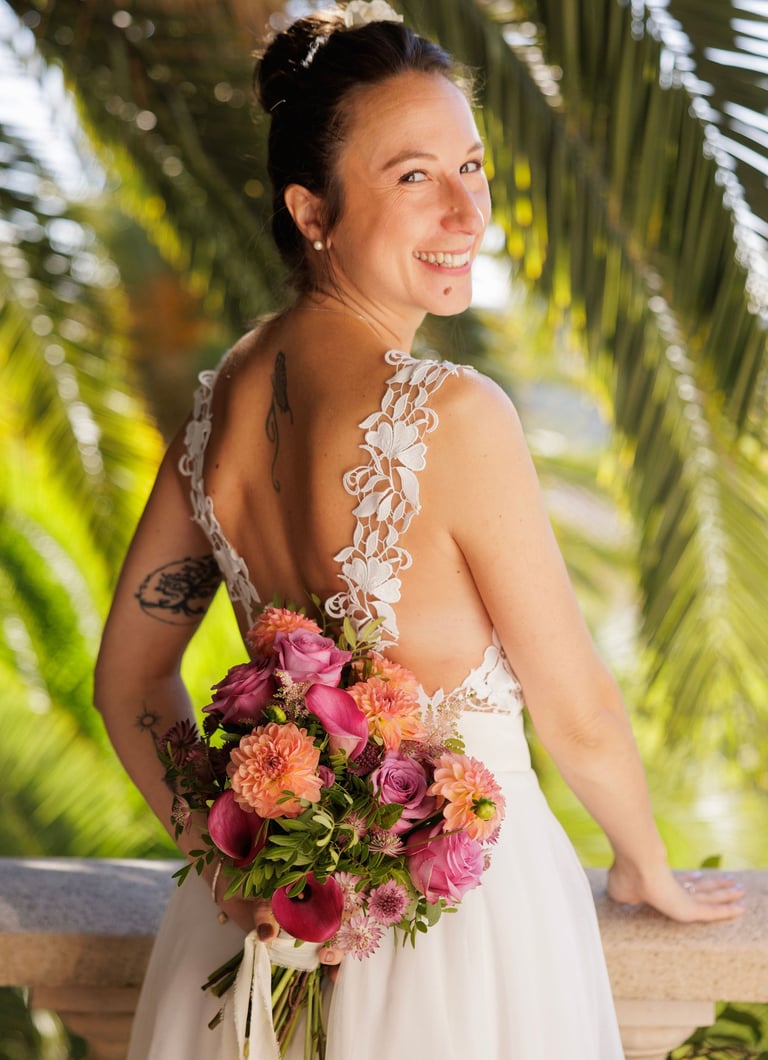 mariée tenant un bouquet de fleurs colorées