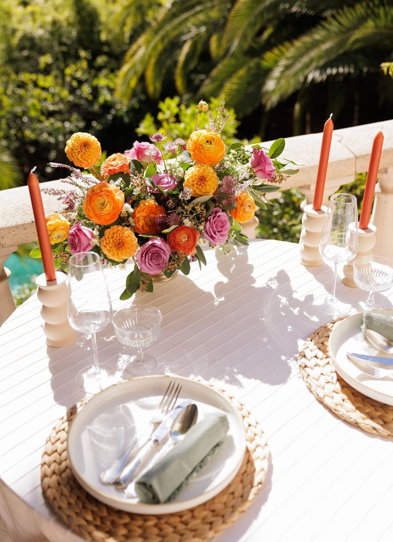 table dressée avec nappe blanche composition florale couleurs vives