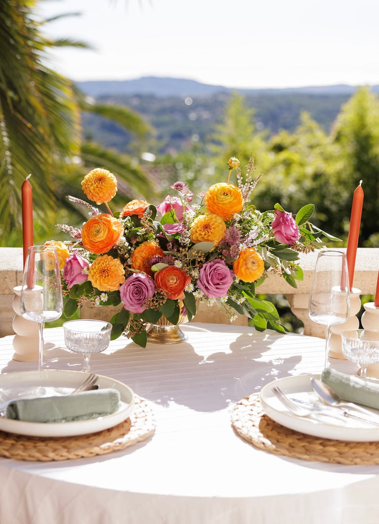 table mariage avec centre de table fleuri couleurs vives pops