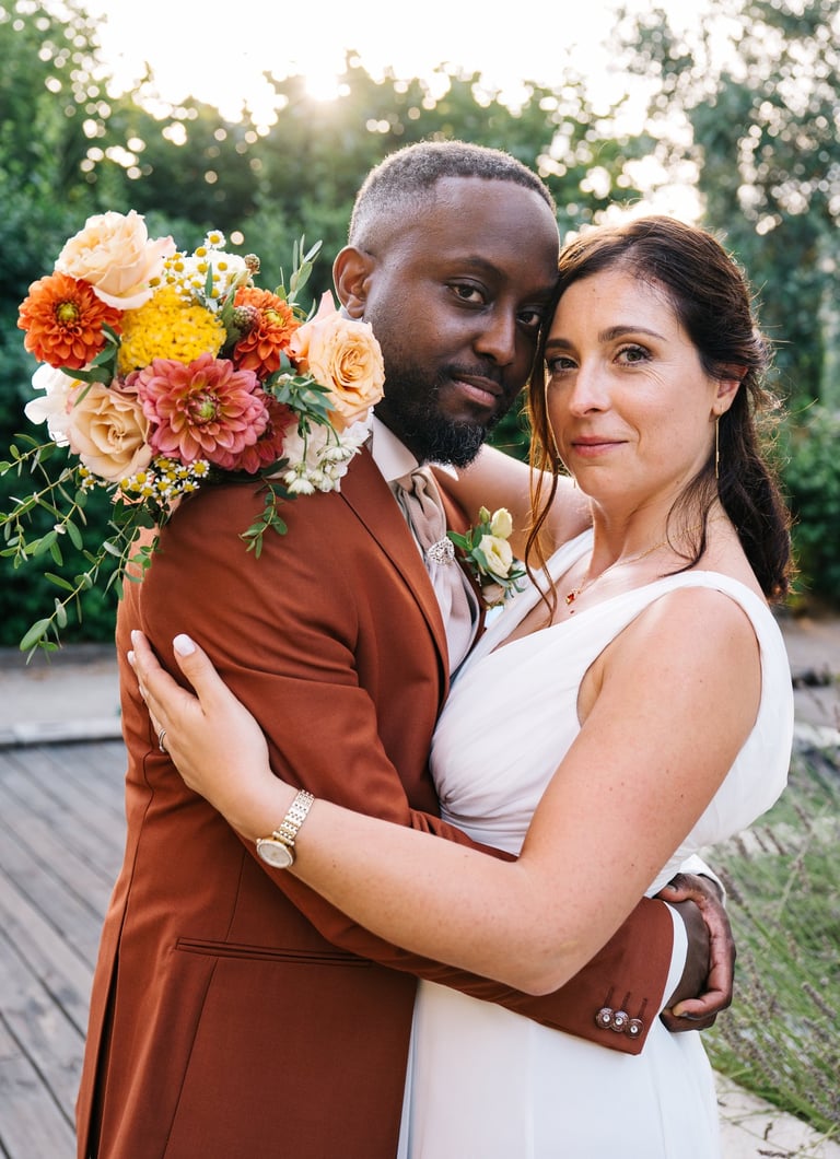 mariés tenant bouquet