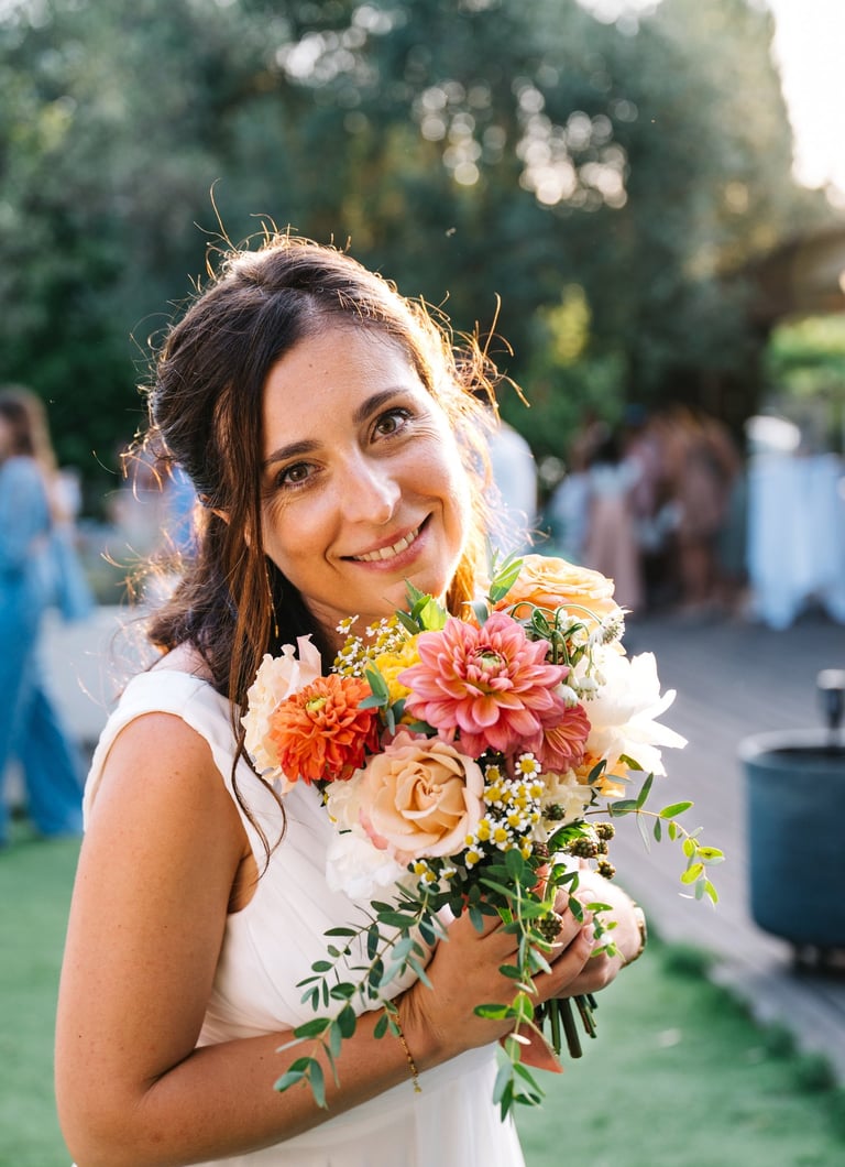 mariée tenant bouquet de fleurs colorées