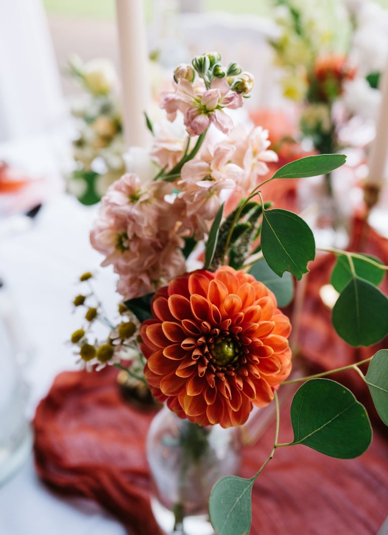 fleurs oranges dans bud vase mariage