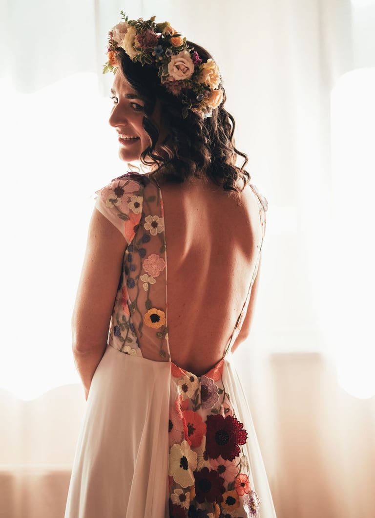 mariée robe fleurie de dos