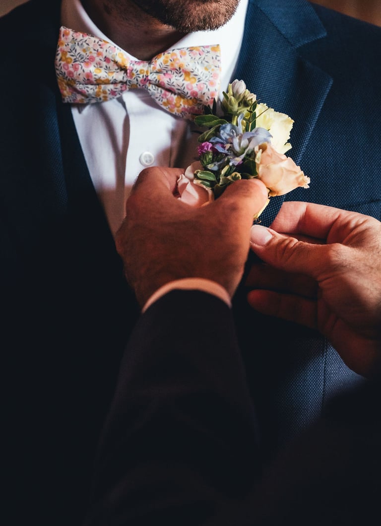 zoom sur maint accroche boutonnière marié