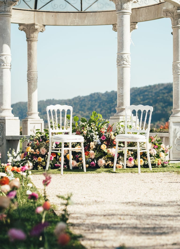 deux chaises autel mariage fleuri