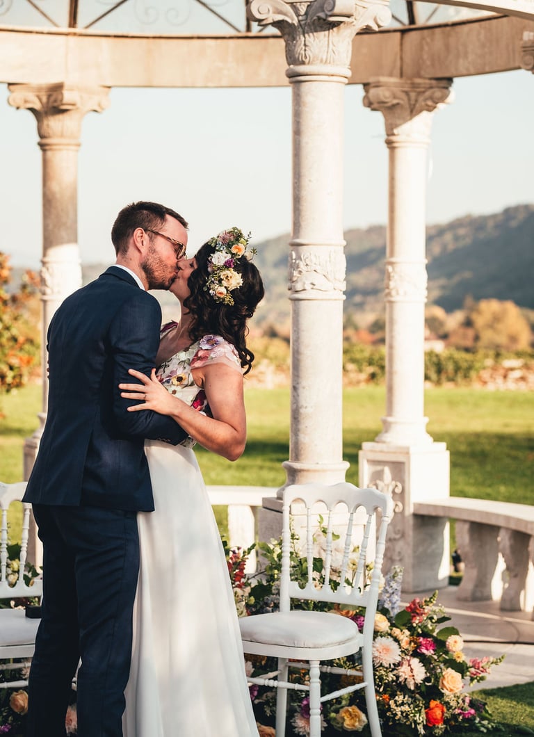 couple de mariés s'embrassant