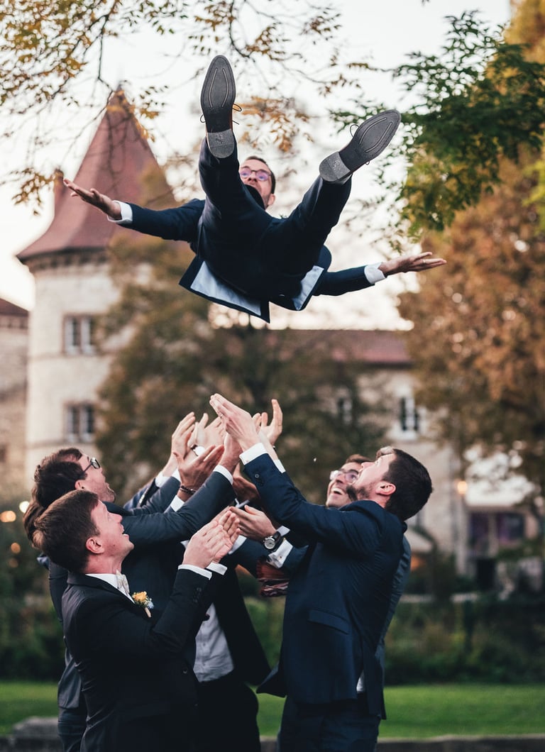 hommes faisant sauter en l'air marié