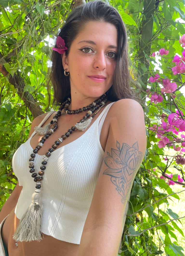 la modella indossa un gioiello mistico carico di significato