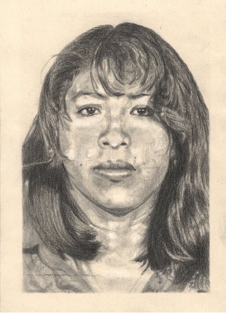 Retrato realista a grafito y carboncillo de mujer joven con fleco y cabello suelto, escala de grises