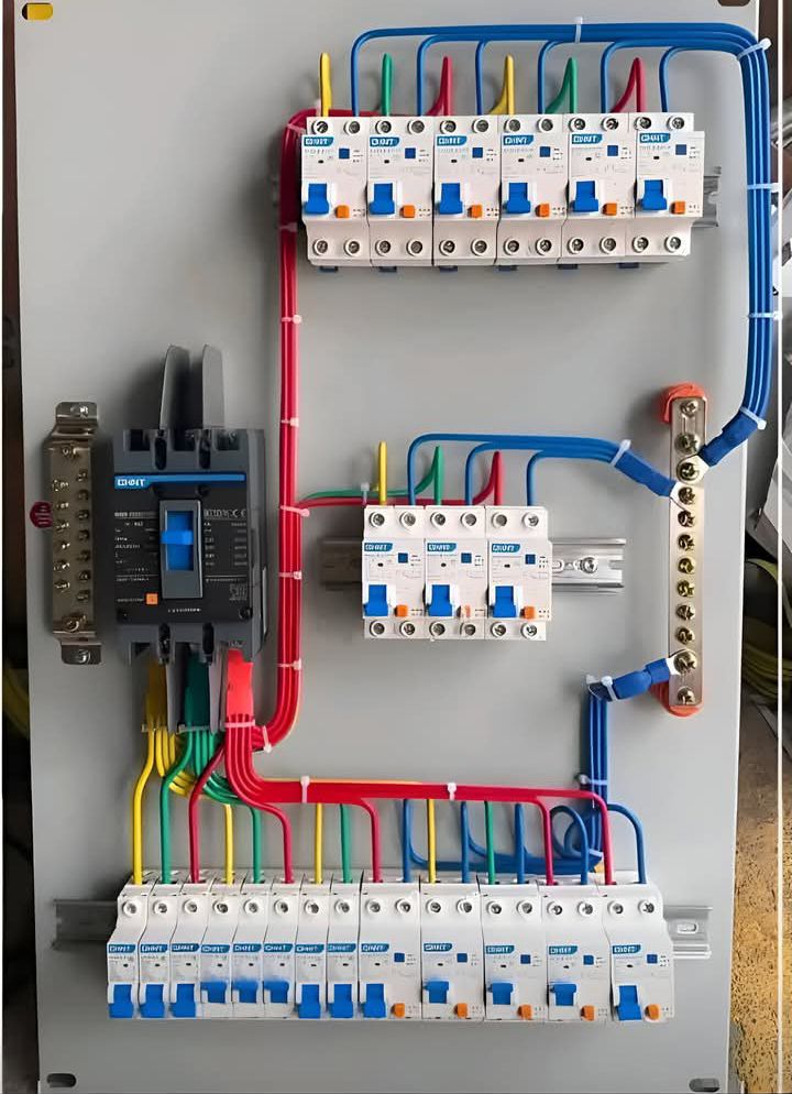 Juruelektrik Suasana aircond pasang panel breaker elektrik Cheras, Selangor.
