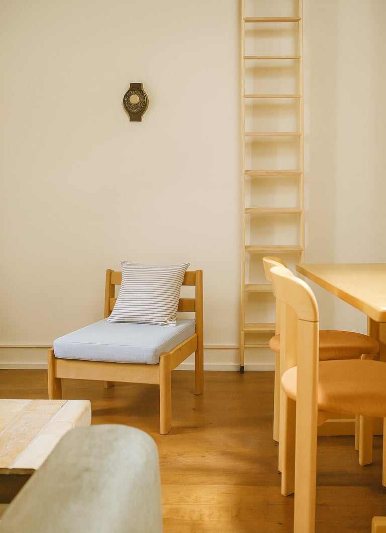 Duplex rénové avec mobilier vintage en bois, design Capron, Perriand et Rey.