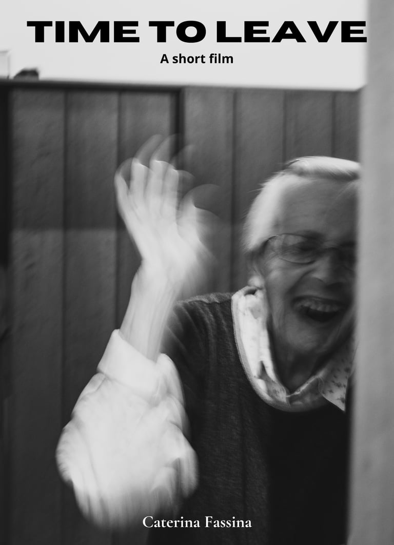 locandina di uno short film di Caterina Fassina con donna anziana che ride e si nasconde