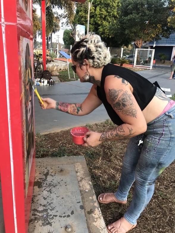 Amanda Amorim criando uma intervenção no Centro Cultural Barra do Garças