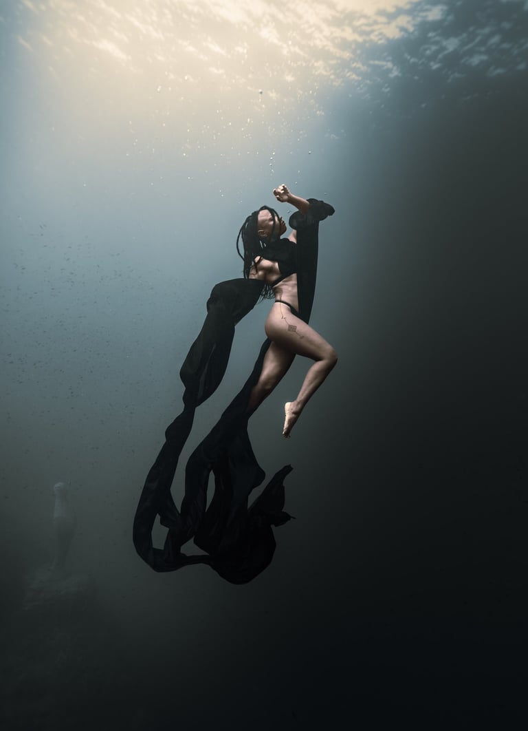underwater fine art photography human movement Laura Mommicchi
