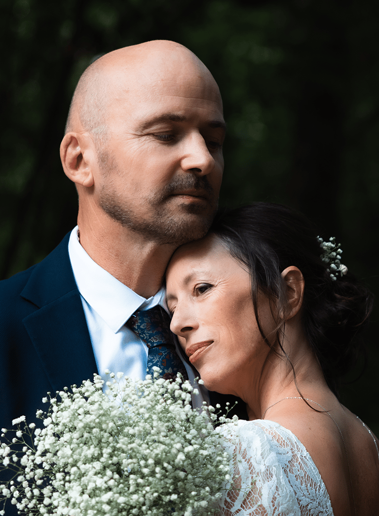 gros plan d'un couple de mariés qui se prennent dans les bras